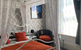 Hornby Villa- 4Star B&B-Couples & Families Only